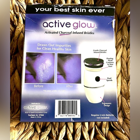 Active Glow Facial Cleansing Brush Skincare Brush with Charcoal Infused Bristles - Picture 2 of 3